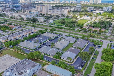 Купить коммерческую недвижимость в Майами, Флорида № 1921935 - фото 2