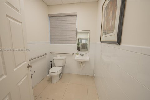 Купить коммерческую недвижимость в Майами, Флорида № 1921935 - фото 29