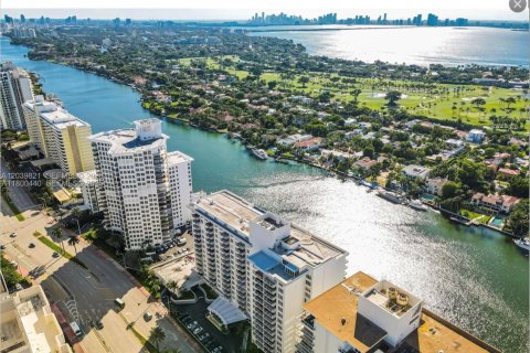 Condominio en Miami Beach, Florida, 1 dormitorio  № 2089572