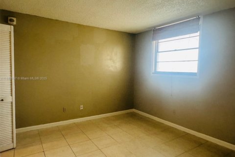 Снять в аренду кондоминиум в Норт-Майами, Флорида 2 спальни, 89.46м2, № 2019022 - фото 9