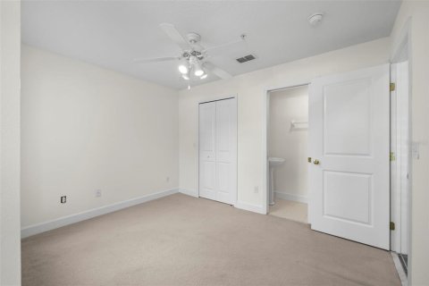 Townhouse in Tampa, Florida 3 bedrooms, 141.95 sq.m. № 1649269 - photo 6