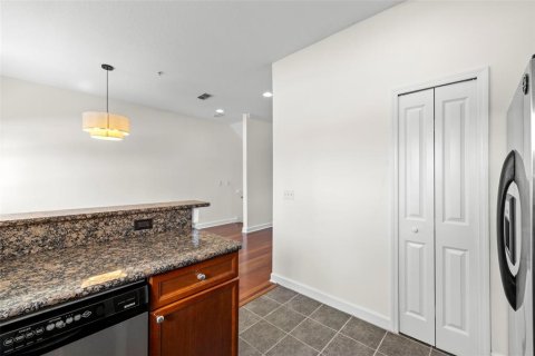Townhouse in Tampa, Florida 3 bedrooms, 141.95 sq.m. № 1649269 - photo 12