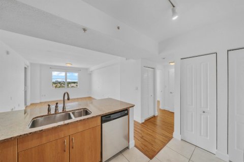 Condo in Hollywood, Florida, 2 bedrooms  № 2390559 - photo 10