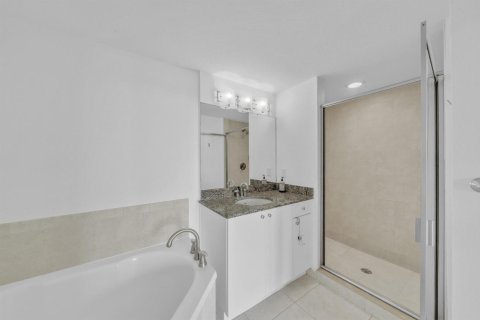 Condo in Hollywood, Florida, 2 bedrooms  № 2390559 - photo 25
