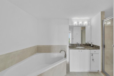 Condo in Hollywood, Florida, 2 bedrooms  № 2390559 - photo 24