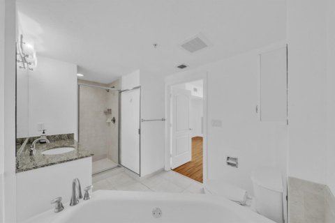 Condo in Hollywood, Florida, 2 bedrooms  № 2390559 - photo 26