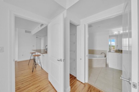 Condo in Hollywood, Florida, 2 bedrooms  № 2390559 - photo 23