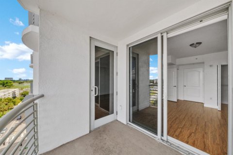 Condo in Hollywood, Florida, 2 bedrooms  № 2390559 - photo 20