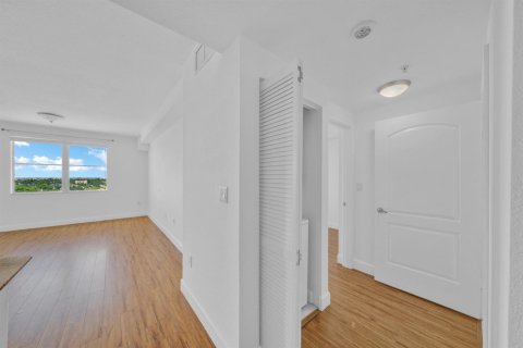 Condo in Hollywood, Florida, 2 bedrooms  № 2390559 - photo 29