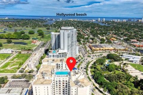Condo in Hollywood, Florida, 2 bedrooms  № 2390559 - photo 2