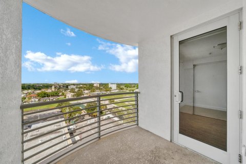 Condo in Hollywood, Florida, 2 bedrooms  № 2390559 - photo 18