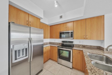 Condo in Hollywood, Florida, 2 bedrooms  № 2390559 - photo 9
