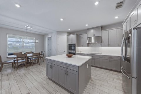 Casa en venta en Wesley Chapel, Florida, 6 dormitorios, 388.42 m2 № 2201500 - foto 17