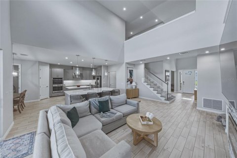 Casa en venta en Wesley Chapel, Florida, 6 dormitorios, 388.42 m2 № 2201500 - foto 14