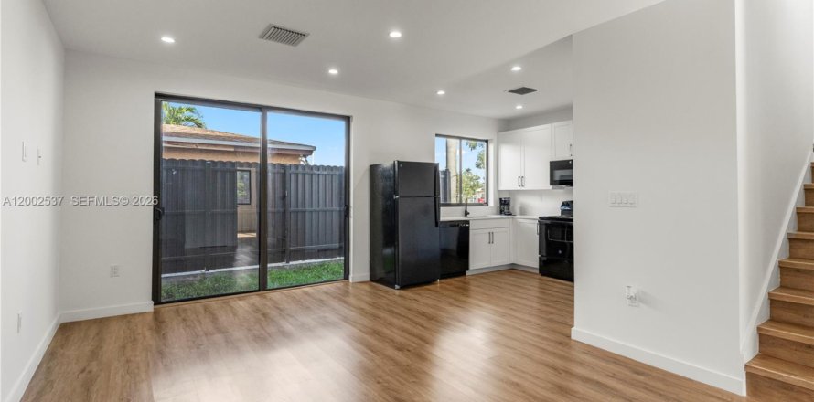 Townhouse in Florida City, Florida 4 bedrooms № 2067884