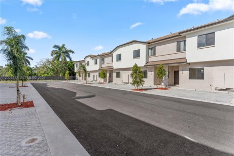 Townhouse in Florida City, Florida 4 bedrooms № 2067884 - photo 25