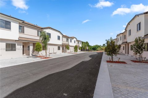 Townhouse in Florida City, Florida 4 bedrooms № 2067884 - photo 2