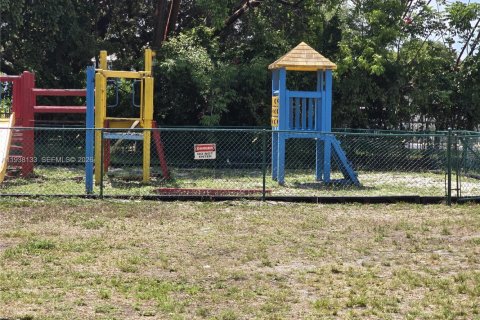 Condo in Miami, Florida, 2 bedrooms  № 2001587 - photo 11