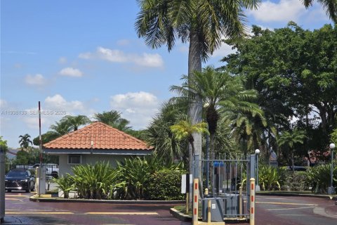 Condo in Miami, Florida, 2 bedrooms  № 2001587 - photo 14