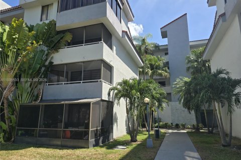 Condo in Miami, Florida, 2 bedrooms  № 2001587 - photo 12