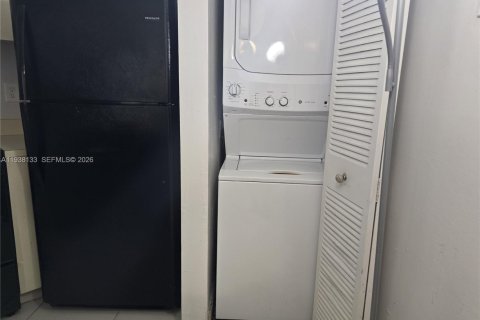 Condo in Miami, Florida, 2 bedrooms  № 2001587 - photo 9