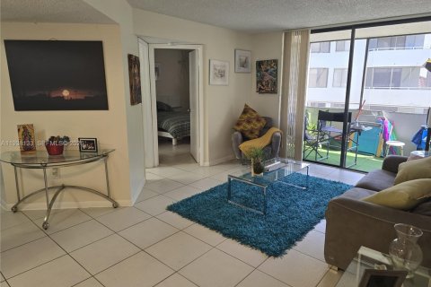 Condo in Miami, Florida, 2 bedrooms  № 2001587 - photo 5