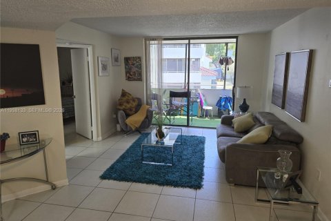 Condo in Miami, Florida, 2 bedrooms  № 2001587 - photo 3