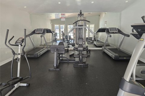 Condo in Miami, Florida, 2 bedrooms  № 2001587 - photo 13