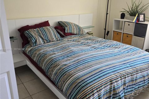 Condo in Miami, Florida, 2 bedrooms  № 2001587 - photo 10