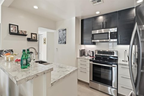 Condo in Deltona, Florida, 2 bedrooms № 2148622 - photo 4