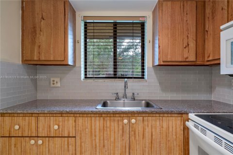 Condo in Pompano Beach, Florida, 2 bedrooms  № 1794628 - photo 9