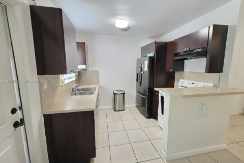 House in Miami, Florida 3 bedrooms, 111.48 sq.m. № 1989627 - photo 3