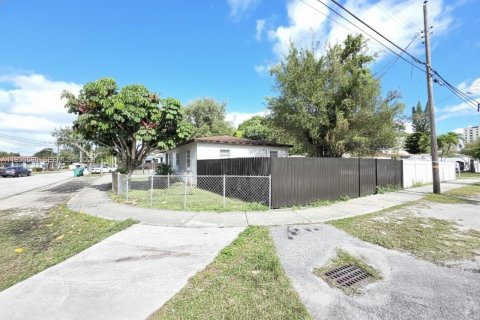 House in Miami, Florida 3 bedrooms, 111.48 sq.m. № 1989627 - photo 9