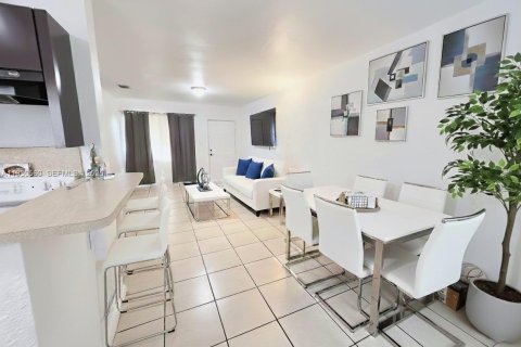 House in Miami, Florida 3 bedrooms, 111.48 sq.m. № 1989627 - photo 2