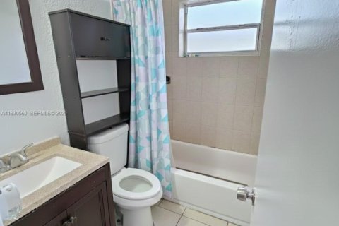 House in Miami, Florida 3 bedrooms, 111.48 sq.m. № 1989627 - photo 7