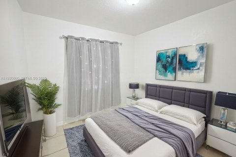 House in Miami, Florida 3 bedrooms, 111.48 sq.m. № 1989627 - photo 4