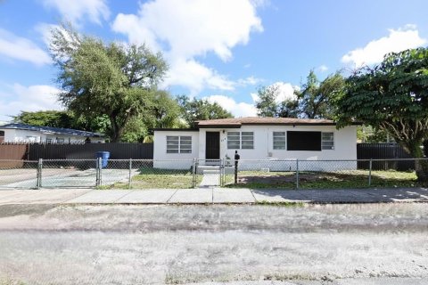 House in Miami, Florida 3 bedrooms, 111.48 sq.m. № 1989627 - photo 8