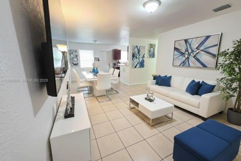 House in Miami, Florida 3 bedrooms, 111.48 sq.m. № 1989627