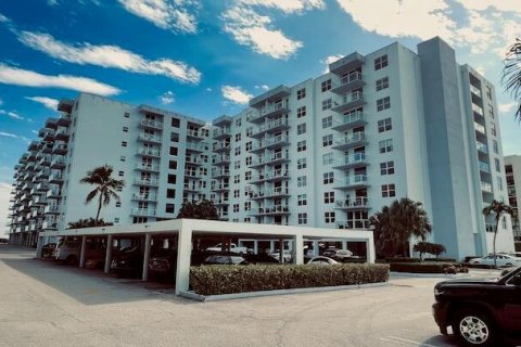 Condo in Palm Beach, Florida, 2 bedrooms  № 1097772 - photo 1