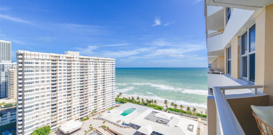 Кондоминиум с 1 спальней в Халландейл-Бич, Флорида № 2055842