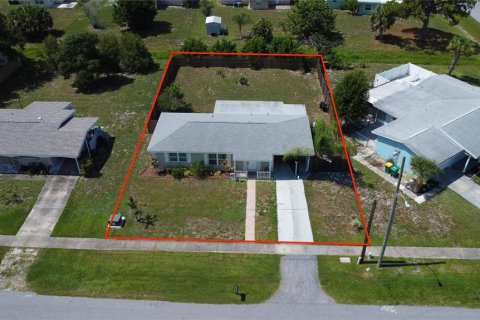 House in Port Charlotte, Florida 2 bedrooms, 100.33 sq.m. № 2239251 - photo 24