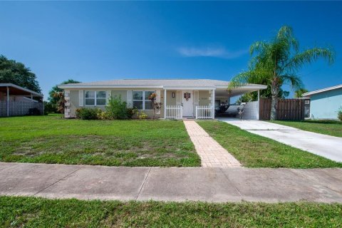 House in Port Charlotte, Florida 2 bedrooms, 100.33 sq.m. № 2239251 - photo 2