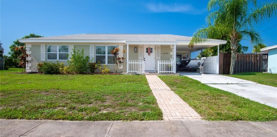 House in Port Charlotte, Florida 2 bedrooms, 100.33 sq.m. № 2239251