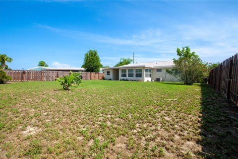 House in Port Charlotte, Florida 2 bedrooms, 100.33 sq.m. № 2239251 - photo 22