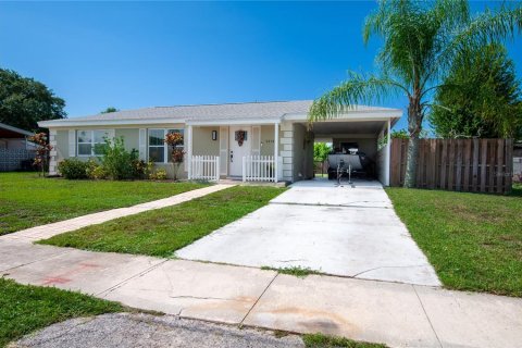 House in Port Charlotte, Florida 2 bedrooms, 100.33 sq.m. № 2239251 - photo 3