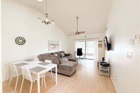 Duplex à vendre à Orlando, Floride: 2 chambres, 98.1 m2 № 2098233 - photo 13