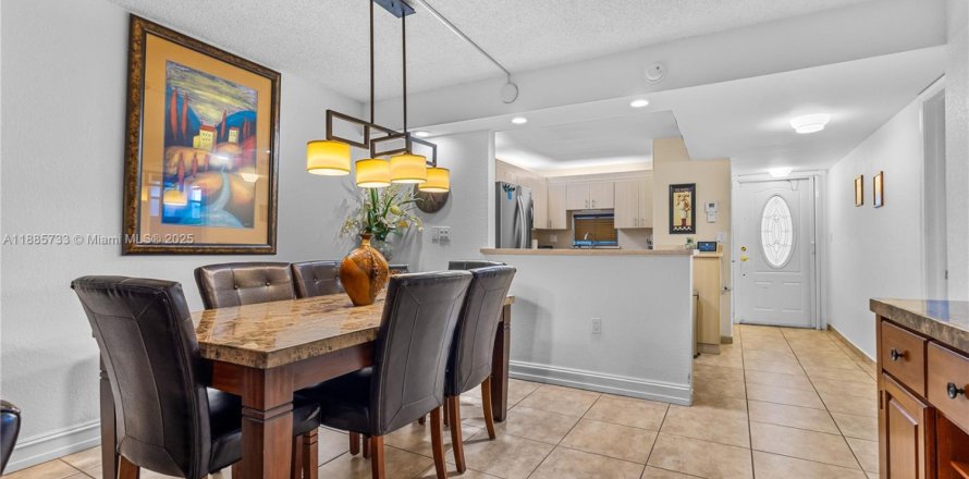 Condominio en Pembroke Pines, Florida, 2 dormitorios № 1932500
