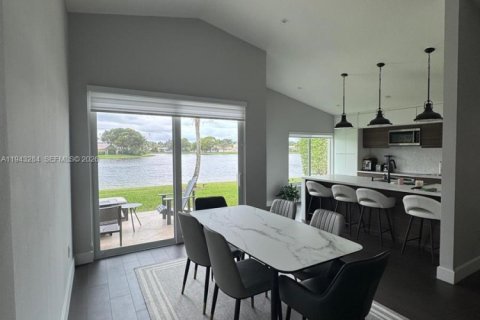 House in Weston, Florida 3 bedrooms, 169.92 sq.m. № 2002683 - photo 5