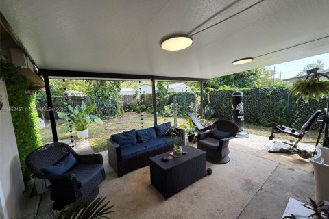 House in Cutler Bay, Florida 5 bedrooms, 181.72 sq.m. № 1859073 - photo 23