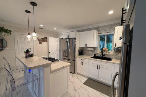 House in Cutler Bay, Florida 5 bedrooms, 181.72 sq.m. № 1859073 - photo 8